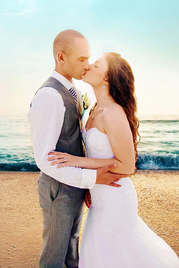 Bride and groom kissing on a Florida beach, wedding photography by Daniel Ramos Studio